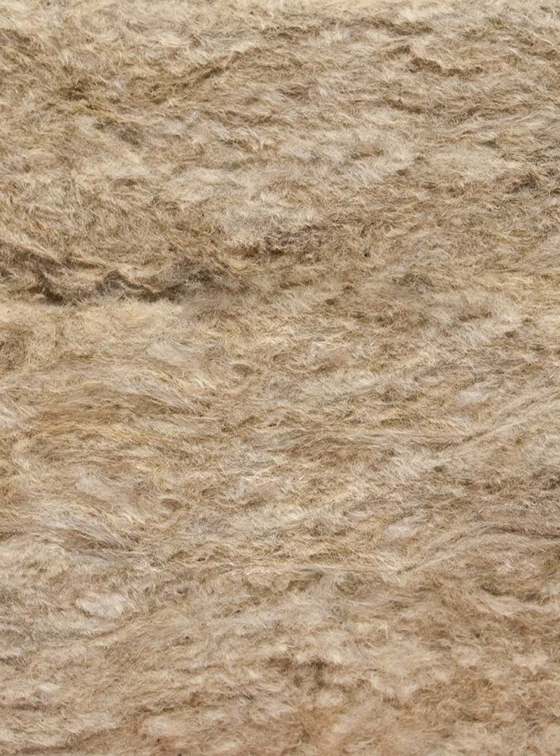 Primo piano della texture fibrosa della lana di roccia, materiale isolante naturale color beige